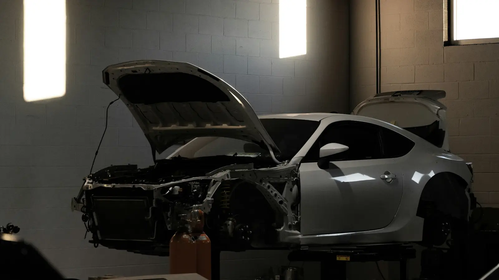 Voiture capot ouvert dans un atelier (photo provisoire)